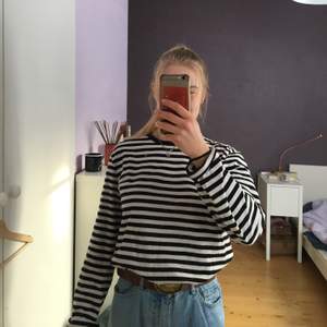 Jättefin randig H&M tröja i gott skick, nästan aldrig använt. Storlek S (herr), därför lite oversized på mig :) Kan mötas upp i Östersund. Köparen står för frakt:)