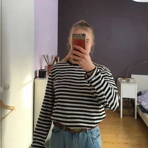 oversized H&M tröja - Jättefin randig H&M tröja i gott skick, nästan aldrig använt. Storlek S (herr), därför lite oversized på mig :) Kan mötas upp i Östersund. Köparen står för frakt:)