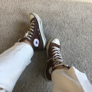 Bruna höga converse  - Säljer mina as coola Bruna höga converse! Köparen står för frakten, buda gärna i kommentera💞