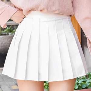 vit tennis kjol från yesstyle, aldrig använd utan endast provad! shorts under och en dragkedja på sidan, dock så har den en lös tråd vid dragkedjan! lite för liten på mig som brukar ha xs/s. frakt inkluderad