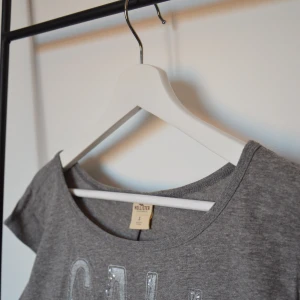 Hollister T-shirt - XSmall🤍 - T-shirt från Hollister med tryck