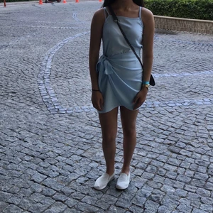 Klänning - Säljer en klänning som jag använt en gång (öppen rygg)