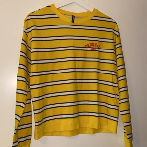G&M gul tröja  - Hej 👋🏼 säljer en skönt långarmad gul tröja från H&M. Lägsta bud: 45