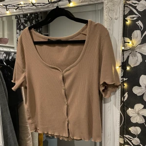 Snygg t-shirt  - Snygg t-shirt från bikbok. Använd fåtal gånger. Passar M/L