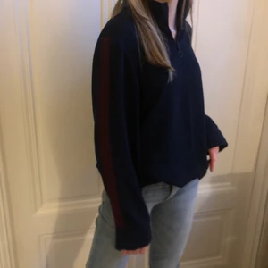 Zara tröja  - Snygg tunn tröja från zara med krage och kort dragkedja. Kan mötas upp eller frakta (köparen står för frakten)💕