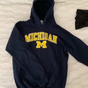 Hoodie - Marinblå hoodie där det står ”Michigan” på. Köpt på beyond retro för ca 400kr, knappt använd .Vid flera intresserade = budgivning. Luvan är lite tight o liten. Jag har xs i toppar 🥰