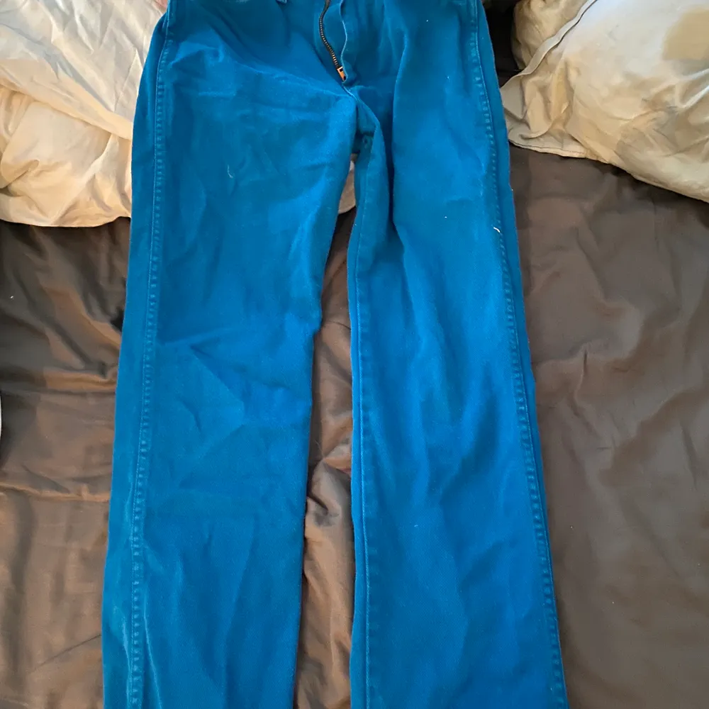 as coola blå jenas från beyond retro, ganska smal i midjan men långa för mig som e 169 . . Jeans & Byxor.
