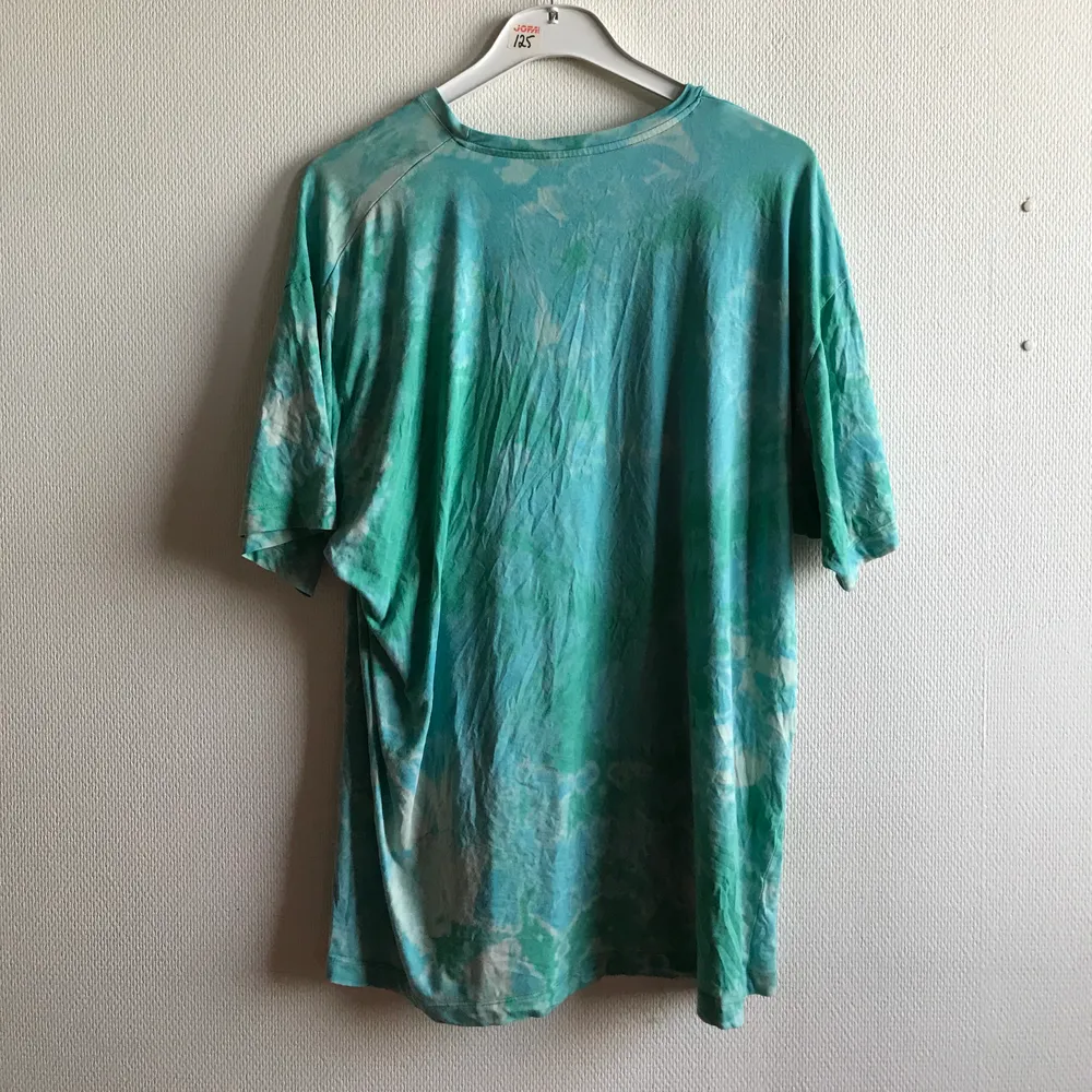 En jättesnygg t-shirt jag blekt själv. Älskar denna tröjan så otroligt mycket men tyvärr:( Köpt på Dressman i storlek 3XL men skulle säga att den sitter som kanske 2XL. Använd ett antal gånger och säljer för 99kr + frakt💚💙. T-shirts.
