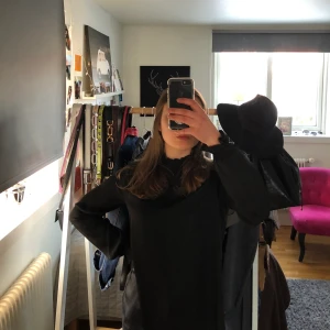 Blus  - Gullig blus med liten krage. Väldigt skön och lätt. Älskar att styla denna t kostymbyxor eller slitna jeans :)