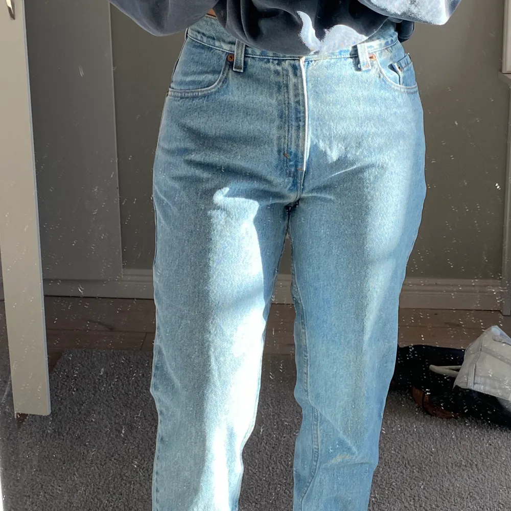 Säljer mina jeans från Levis. Väldigt bra skick, endast använda vid ett tillfälle. Jag har storlek 36/38 eller S/M i jeans. Kan mötas upp runt Stockholm eller frakta.. Jeans & Byxor.