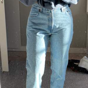 Säljer mina jeans från Levis. Väldigt bra skick, endast använda vid ett tillfälle. Jag har storlek 36/38 eller S/M i jeans. Kan mötas upp runt Stockholm eller frakta.