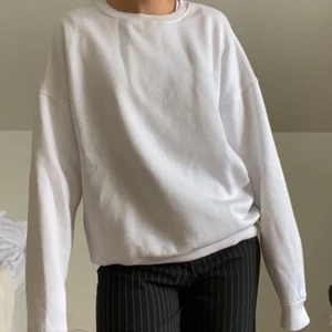 Sweatshirt  - En vit, oversize sweatshirt från Missguided. Bra skick