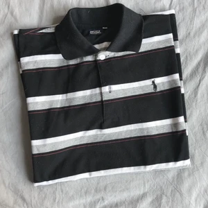 Kortärmad polotröja  - Snygg kortärmad polotröja i storlek L men passar mer M
