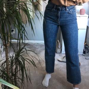Näst intill nya jeans från weekday i modellen voyage. Säljer för att dom blivit lite för små. Storlek W 27 L 28