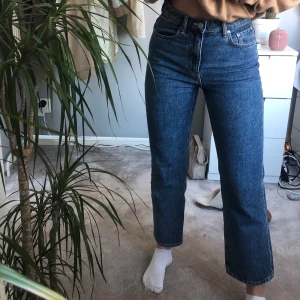 Weekday Voyage - Näst intill nya jeans från weekday i modellen voyage. Säljer för att dom blivit lite för små. Storlek W 27 L 28