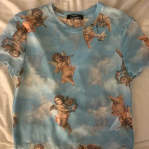 Ängel mesh topp - Säljer nu den här toppen som jag köpte på affären bershka i Spanien✨ Har bara använd den 1 gång. Storleken är L men passar bra om du är M och vill den ska sitta tajt, passar även S om du vill ha den lite lös. (Storlekar skiljer sig i södra Europa och L kan då vara samma som M) frakt tillkommer !