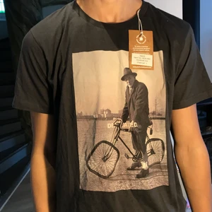 Dedicated t-shirt - Aldrig andvända lappen e till och me kvar 