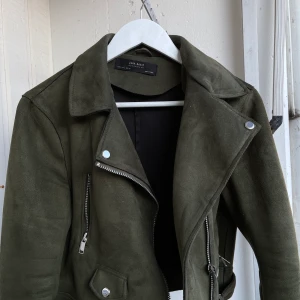 Mocka jacka - En mocka jacka i bra skick, köpt på zara. Stretchit material vilket gör att jackan är behaglig att ha på sig. Är storlek L men passar även en person i storlek M 💚