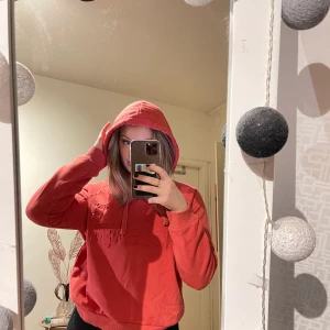 Röd Hoodie  - Skön och snygg men använder inte! Diskret tryck på framsidan!