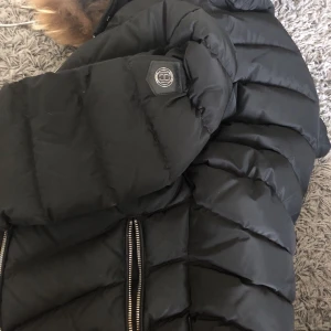 Holliesjacka - Holliesjacka, köpt för ett år sedan. Storlek medium, men passar även en small.