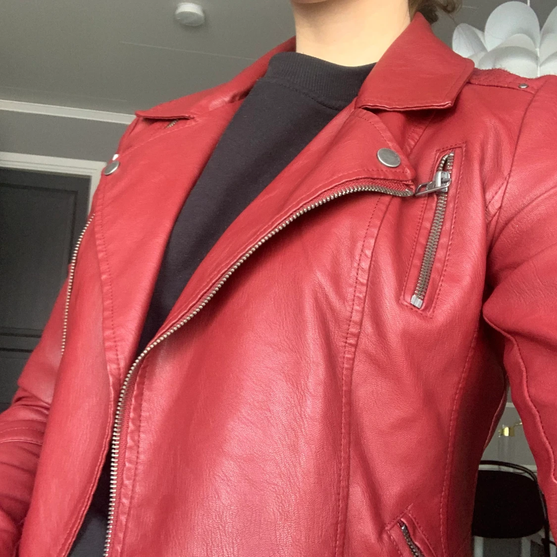 Röd skinnjacka