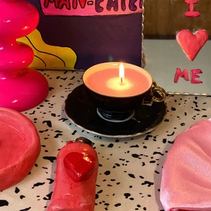 Ljus i kopp - Ljus i retrokopp <3 Vardera kopp säljs med sitt fat✨ Finns i svart, grön, rosa. Säljs styckvis 💜 För fler bilder se instagram @kvinnocraft