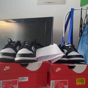 WTS två par dunks - . Retro white/black 43 BIN 2100. White black dunks i 40 BIN 1800, Båda paren är ds! Hmu vid intresse