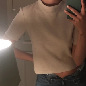 Tröja zara - Suuuuuper söt tröja från zara som det tyvär blivit ett litet hål i nacken. Går dock lätt att sy ihop!!! 