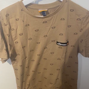 Ellesse t-shirt - Beige t-shirt från Ellesse i storlek 34. Kan skickas spårbart!