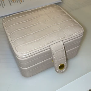 Smyckeskrin  - Säljer ett smyckeskrin från glitter som är värt 299 kr. Den är knappt använd och är köpt i december, gammel rosa färg. Jätte fin och bra skick. Fake skin. Kan dela på frakten om man är intresserad. 