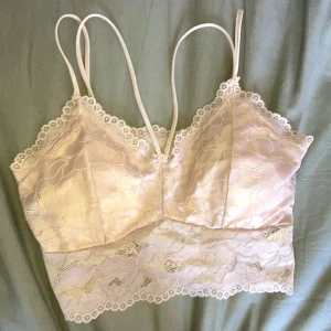 Topp - En gullig topp som jag köpte här på Plick men som jag kommer sälja vidare pågrund av att den inte passade mig.