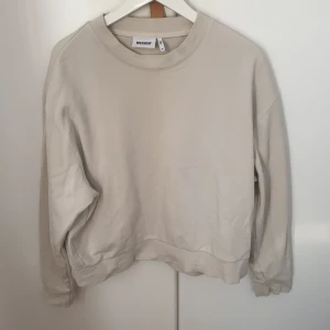 Beige sweatshirt från weekday  - En beige sweatshirt i skönt material som inte är så tjockt från weekday. Nästan oanvänd 