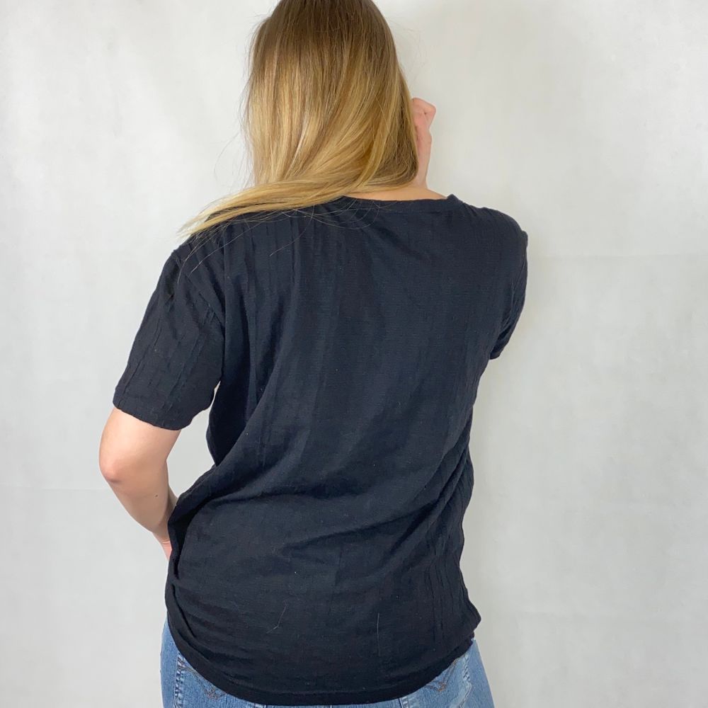 Cool oversized t-shirt som ger en 90’s vibe. Tunt, lätt material med diskret randig textur. I fint skick! Har en liten diskret vit fläck i mitten. Från Redway, storlek XL. Modellen använder storlek S/M och är 169cm. Kolla gärna måtten nedanför. Axeln till axeln 51cm, längd 66cm och byst bredd 57cm. Ingen retur eller refund. Spårbar frakt på 66kr är inräknad i priset och SafePay tar 10% av betalningen. Tyvärr kostar det lite extra då jag alltid kommer skicka spårbart och använda SafePay för bådas säkerhet.. T-shirts.