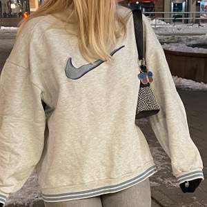 Säljer denna Sweatshirten från Nike som är i bra skick! Sitter jättefint oversized och passar storlekar S-XL. Skriv privat för fler frågor. Möts upp i stockholm, eller står köparen för frakten. Budet ligger på 500+frakt