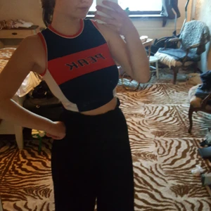 Sport top - Amerikansk sport-top som sitter figurnära från peak performance. Frakt ingår i priset!