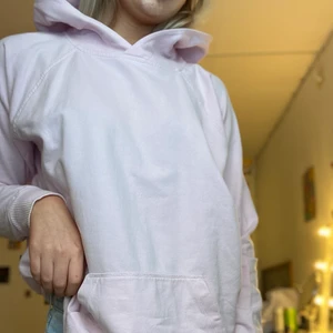 Ljusrosa hoodie  - Jätte skön o jätte fin ljusrosa hoodie!!
