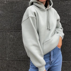 Hoddie till salu  - Skulle du vara intresserad av att köpa min fina hoddie? Sparsamt använd i gott skick! Frakt tillkommer!!🤍 utgångspris 150kr men vill fler ha får man buda! 