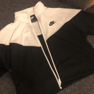 Nike träningsjacka - Passar mig som är XS/S.  Använt sparsamt, som ny! Nypris 500kr