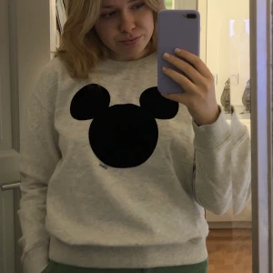 Sweatshirt men tryck  - Mysig sweatshirt med ett tryck. Trycket är utformad som musse piggs huvud i svart. Storlek S/M. Kommer från hm. Skriv om intresserad. Fraktkostnad utanför Stockholm, annars kan vi mötas :) pris kan diskuteras