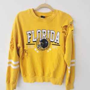 Sweatshirt Strl S - Så cool gul sweatshirt med "slitna hål" (som är givetvis meningen). Jätte fint skick. Inga fläckar eller andra hål. 150kr eller Bud. Köparen står för frakten och jag tar alltid 2 kr för emballage 