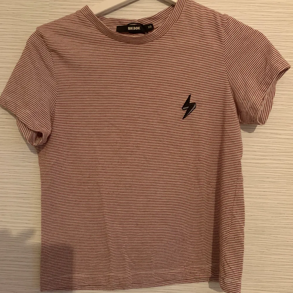 Jättefin rödrandig t-shirt med en liten blixt på vänstra hörn, säljer för att sen aldrig kommit till användning ❣️. T-shirts.