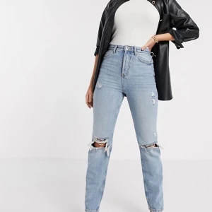 River island jeans  - Jeans från river island i strl 38, passar förmodligen en 36 och möjligtvis även 40 pga slitningarna. Sparsamt använda men sälja pga fel strl nu. Köparen står för frakten