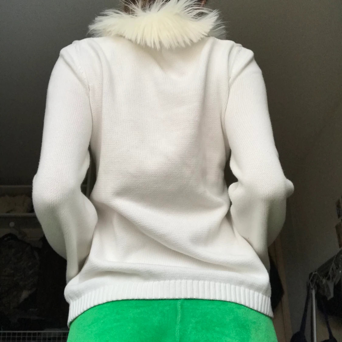 Vit kofta med pälskrage - 91