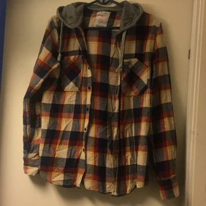 Skjorta med hoodie - I fint skick 🦁