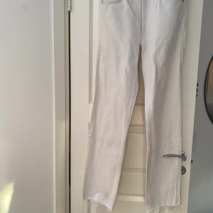 Vintage levis - Vita vintage levis jeans, så snygga men har ett annat par vita jeans som jag använder mer, står w34 men skulle säga att de är en 38