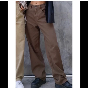 Motel Rocks - Storlek M, så jäkla fina men tyvärr för korta, lite ljusare än bilden visar, vet ej varför.. Köpta här på Plick för ca 620 kr, ink frakt. Superfint skick. Jag är 169, dem går ungefär till fotknölen💜 👇🏽BUDA I KOMMENTARERNA👇🏽