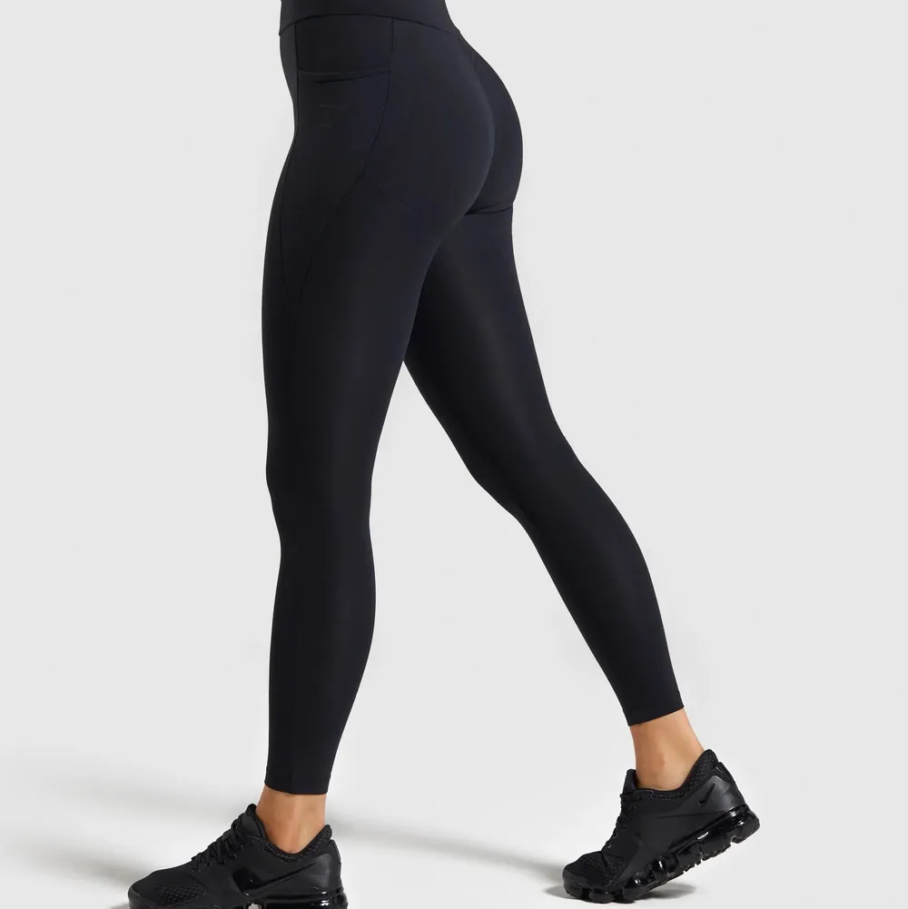 Storlek XS. Tight-fit men jätte stretchig. Aldrig använd bara testad, har legat i garderoben i ett halvår. Nypris:550kr. Mitt pris:300kr, kan diskutera priset och leverans/fraktavgift om så önskas. Bilder lånade av Gymshark. . Övrigt.