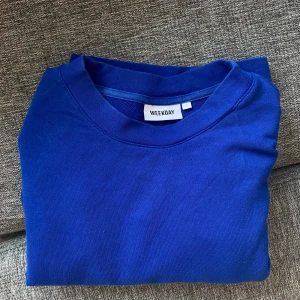Weekday sweatshirt  - En knappt använd mörkblå sweatshirt från weekday i storlek S. Sjukt snygg men får inte användning för den längre. Inga defekter:) nypris 300kr, säljer för 150kr! Köparen står för frakt om vi inte kommer överens om annat! (Obs, pärlhalsbandet är också till salu på min sida)