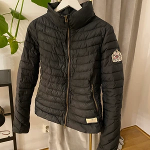 Odd Molly vinterjacka  - Snygg Odd Molly jacka fodrad som är i fint skick men använd i 4-5 år. Storlek 2 som motsvarar Medium 🤗