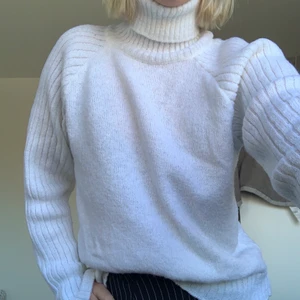 Stickad tröja - Snygg stickad politröja från nakd! Säljer eftersom den inte är min stil längre. Lite smånopprig men i generellt bra skick! Stl S. Billigt pris pga vill bli av med den (köpare står för frakt)